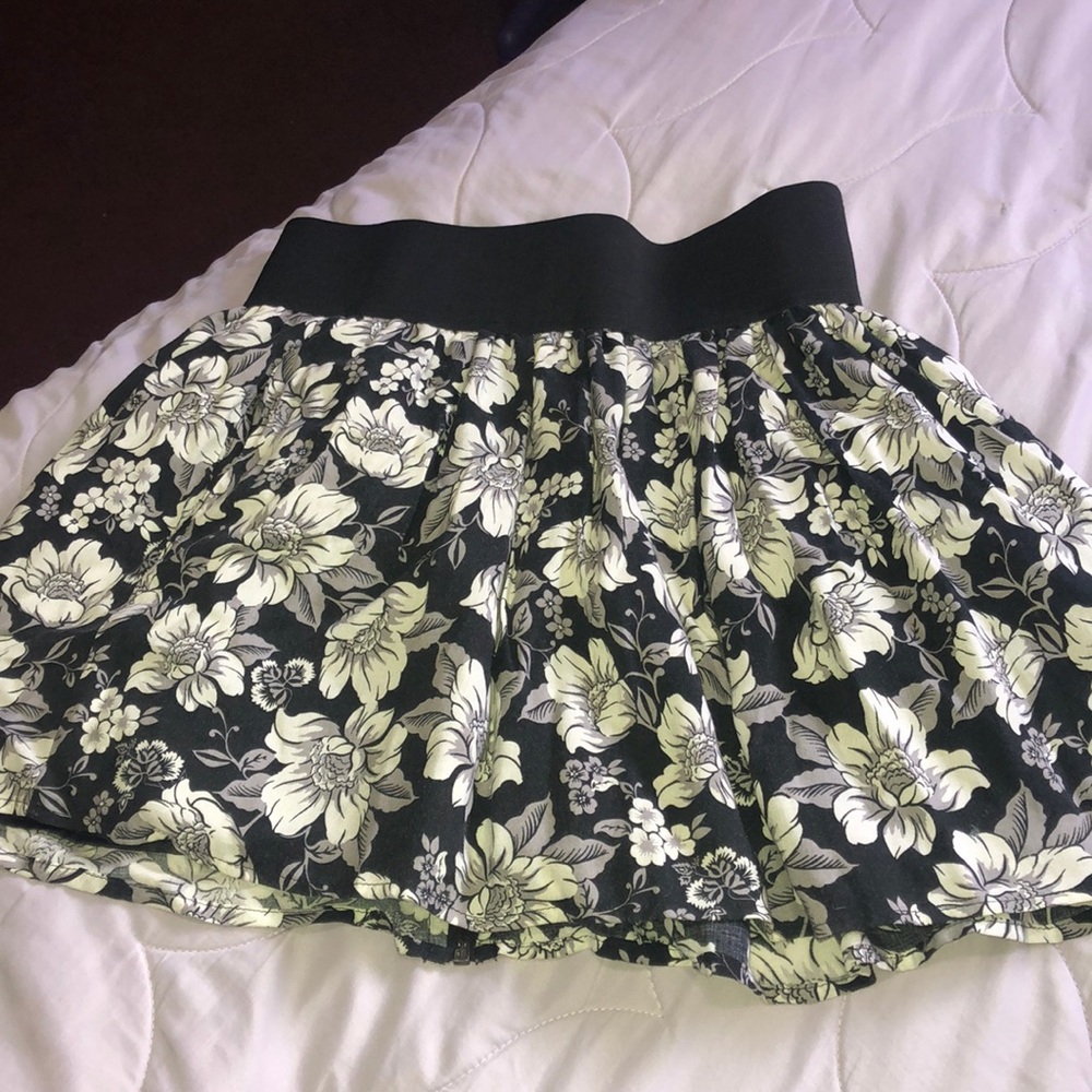 Black and white flower patterned mini skirt